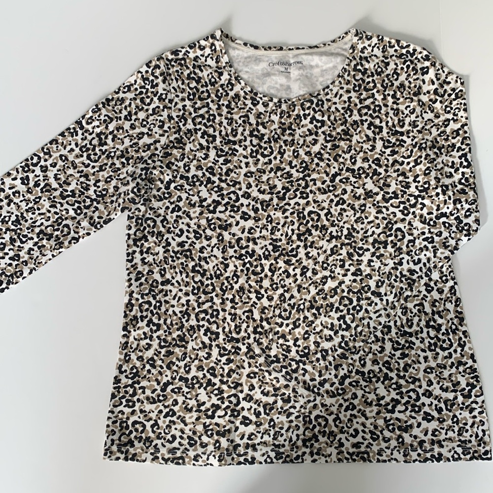 CROFT & BARROW ANIMAL PRINT JERSEY LONG SLEEVE TEE• NEW CONDITION